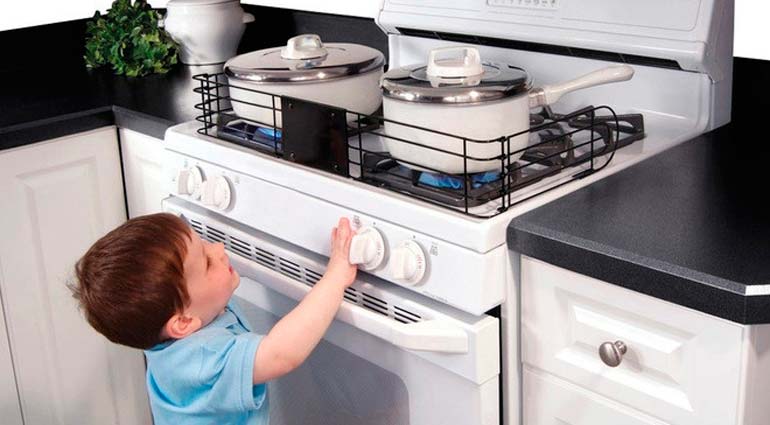 ставьте ограждения на плиту для безопасности детей