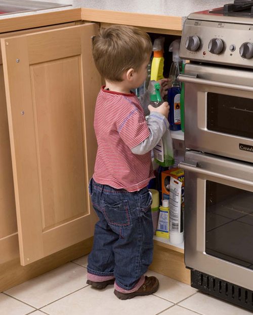 Закройте кухонные шкафы, особенно те, в которых хранятся острые предметы или чистящие средства.