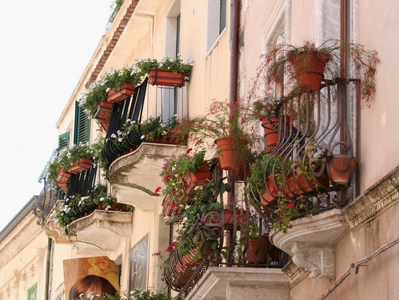 Отделка балкона с наружи в Итальянском стиле выделяется своей разнообразностью и пышностью