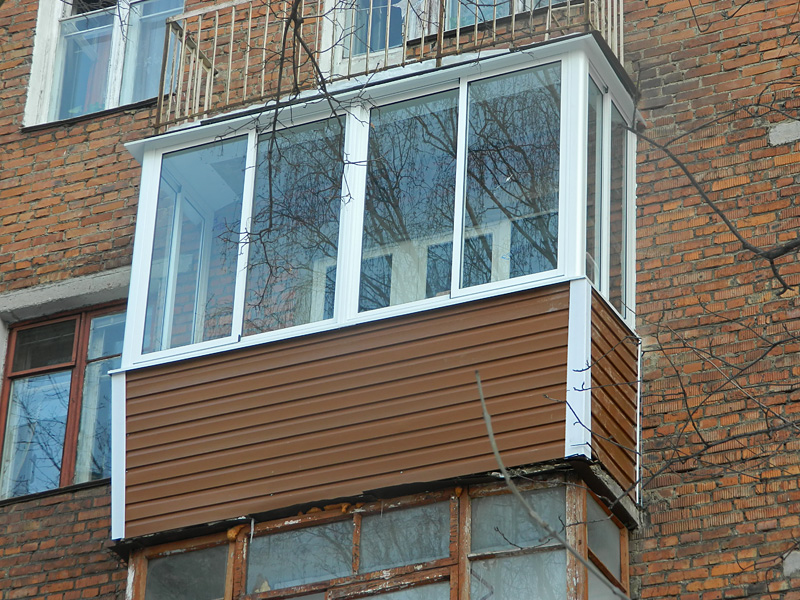 Сайдинг , или виниловые панели прекрасно подходят для отделки балкона с наружи