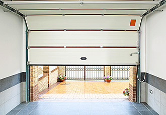 автоматические металлические гаражные ворота обеспечивают тепло - и шумоизоляцию, а также, хорошую защиту от непогоды.