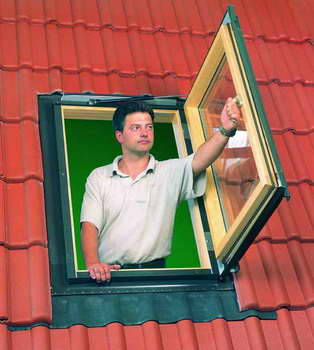 Распашные окна для дома очень популярны, их легко мыть