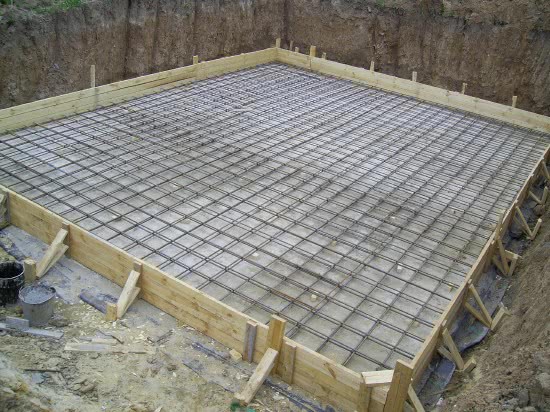 правильный фундамент дома возводится на площадке также из арматуры и жидкого бетона