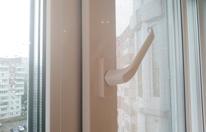 регулировка микропроветривания на пластиковом окне против запотевания окна