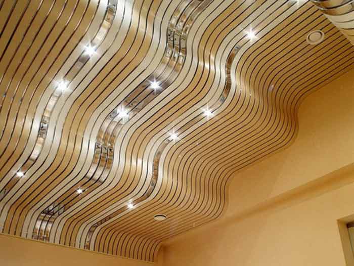 красивый алюминиевый подвесной потолк