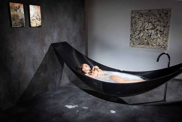 ванна гамак подчеркивает современный интерьер ванной комнаты