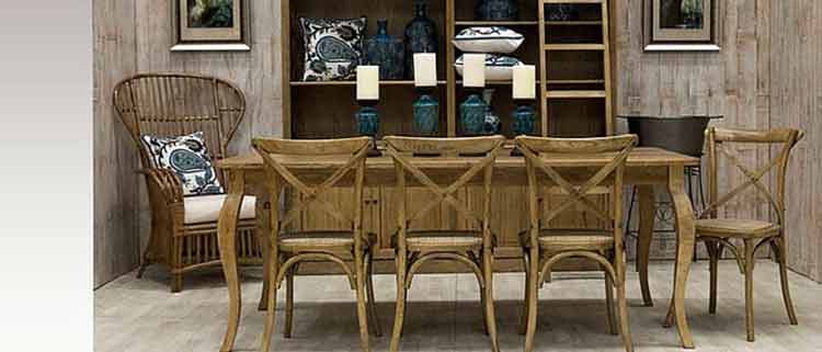 Для стиля прованс в интерьере кухни в доме свойственна состаренная мебель из массива дерева